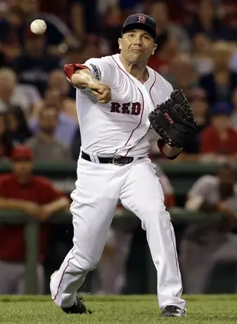 Aceves, suspendido tres juegos en Boston