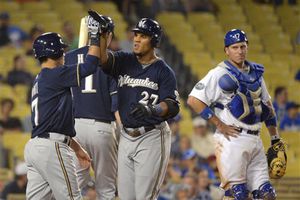 Cerveceros barren en cuatro a Dodgers