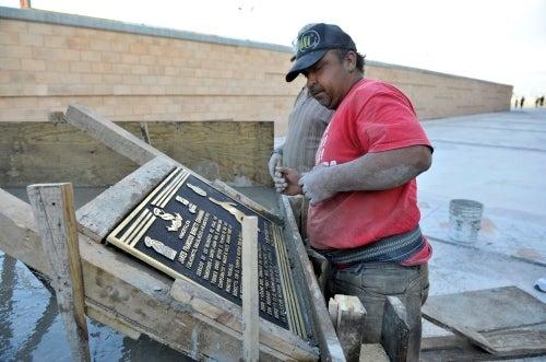 Trabajadores alistan la estatua de Jared Borguetti (FOTO: DANIEL GÁMEZ)