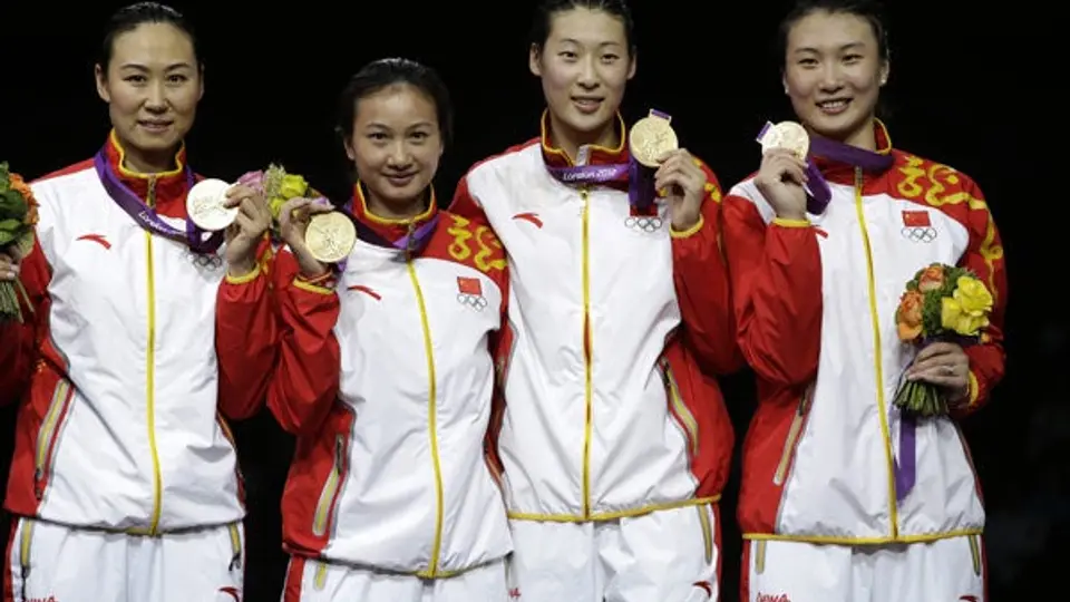 China suma Oro en espada por equipos femenil