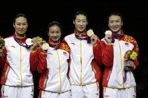 China suma Oro en espada por equipos femenil