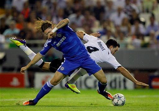 Torres y Rami disputan el esférico. FOTO: AP