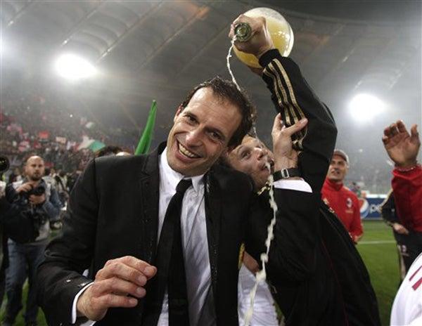 Cassano baña con champagne a su técnico Allegri (FOTO: AP)