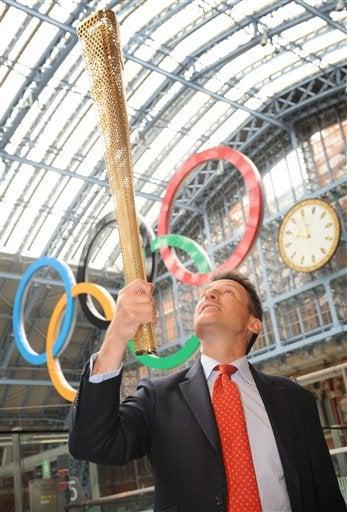 el presidente del LOCOG, Sebastian Coe, sostiene la antorcha. FOTO: AP