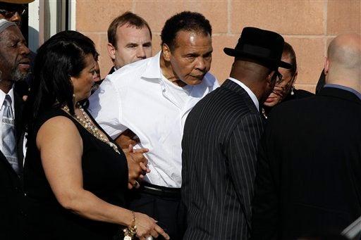 Su eterno rival, Muhammad Ali asistió al último adiós de Frazier. FOTO: AP