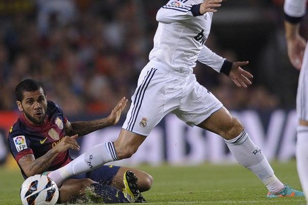 Dani Alves salio por lesión en el primer tiempo | EFE
