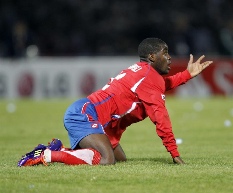 Campbell se queja con el árbitro. FOTO: EFE