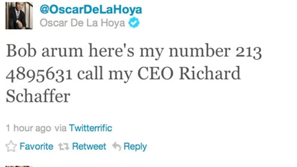 Óscar De la Hoya da su teléfono en Twitter