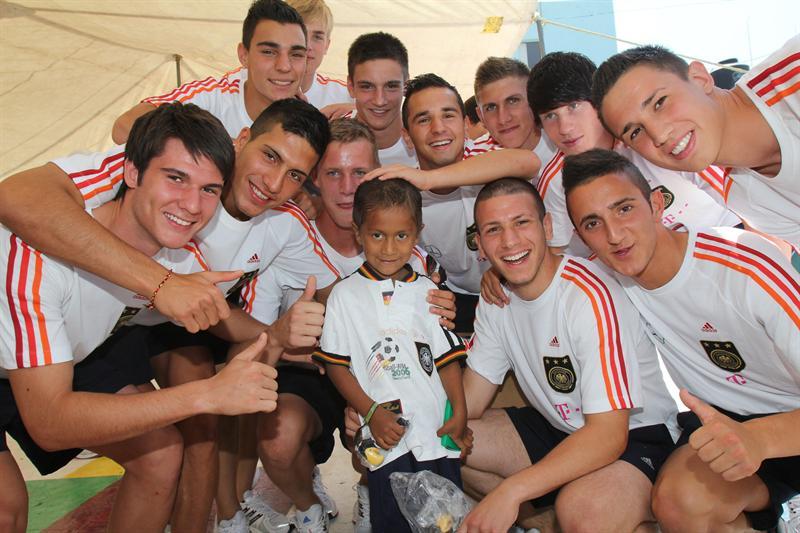 La Sub-17 de Alemania compartió juegos típicos de niños. FOTO: EFE