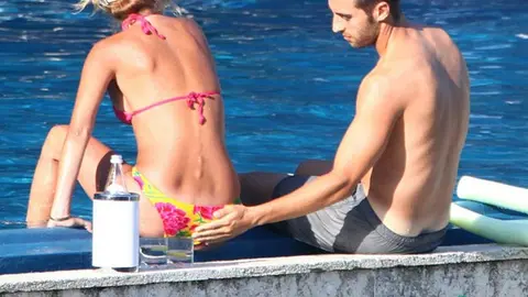 Mathieu Flamini no deja de tocar a su novia