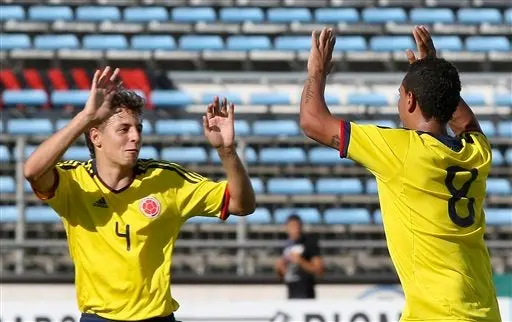 Edwin Cardona Bedoya y Santiago Arias Naranjo celebran, tras gol a México. FOTO: AP
