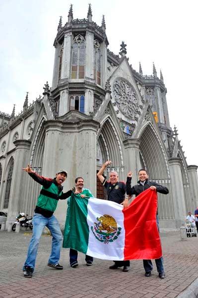 Mientras llega la hora, aficionados mexicanos recorren la ciudad con su bandera. FOTO: CIRO GUTIÉRREZ