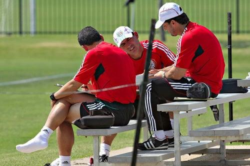 Chepo platica con su cuerpo técnico (FOTO: MEXSPORT)