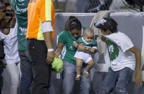 Los niños en las tribunas estuvieron en peligro por la violencia (FOTO: MEXSPORT)