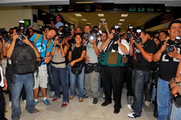 La prensa formó una valla a la llegada del futbolista. FOTO: CIRO GUTIÉRREZ
