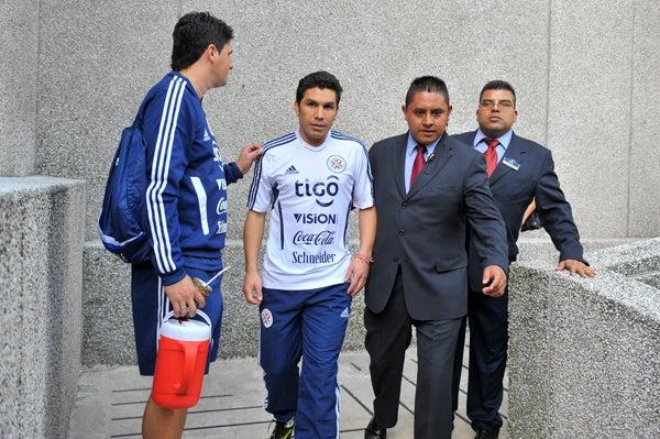 El ex del América fue custodiado por guardias de seguridad en todo momento. FOTO: CIRO GUTIÉRREZ