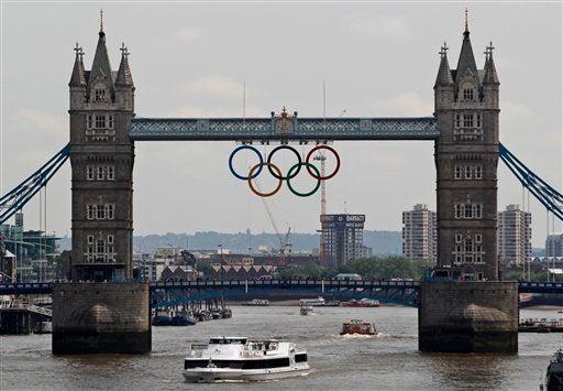 A 30 días del inicio de los anillos olímpicos fueron colgados en Tower Bridge l AP