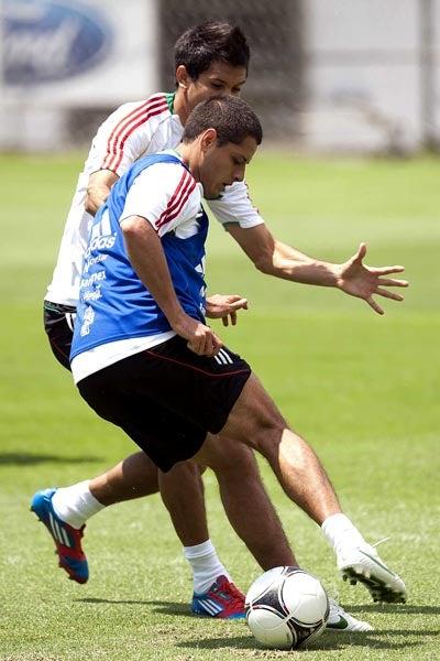 Molina peleando el balón con Javier el ' Chicharito' Hernández l MEXSPORT