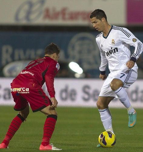 Ronaldo con sus clásicos dribles en el partido del Real Madrid vs. Mallorca. | EFE