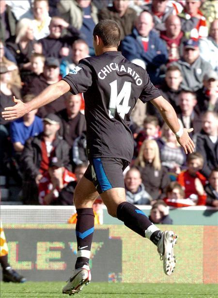 Primer doblete del Chicharito en la Premier League
