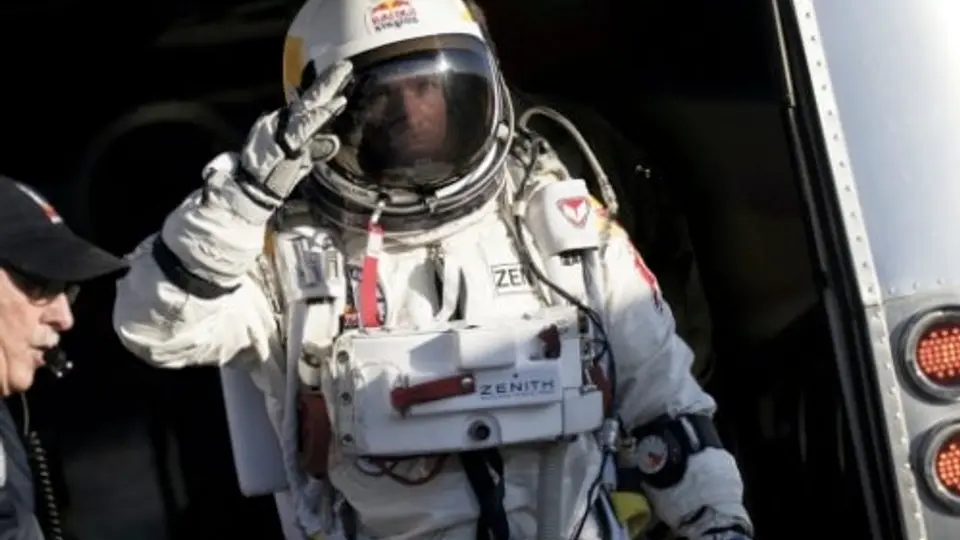 Baumgartner sube a la cápsula que lo llevará a la estratósfera