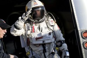 Baumgartner sube a la cápsula que lo llevará a la estratósfera