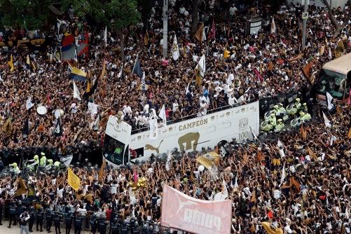 Gran recibimiento para el nuevo campeón del futbol mexicano. FOTO: THALIA ESPARZA