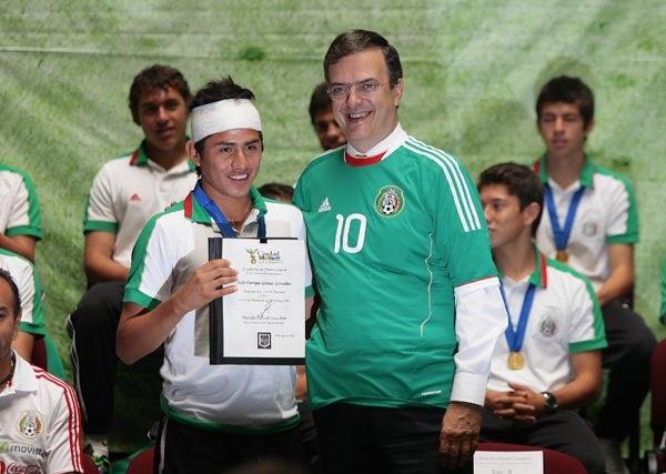 Cada uno de los jugadores fue reconocido por el mandatario local. FOTO: ÓSCAR RAMÍREZ