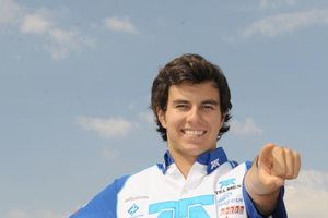 Checo Pérez ya conoció la fábrica de Sauber