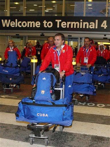 Atletas cubanos son de los primeros en llegar a Londres | AP