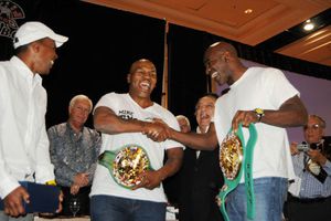 Holyfield y Tyson hacen las paces 14 años después