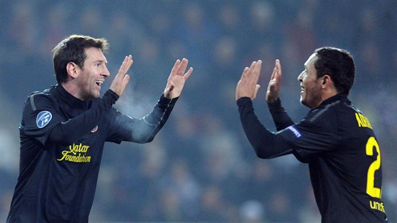 Leo Messi celebra con Adriano. FOTO: EFE