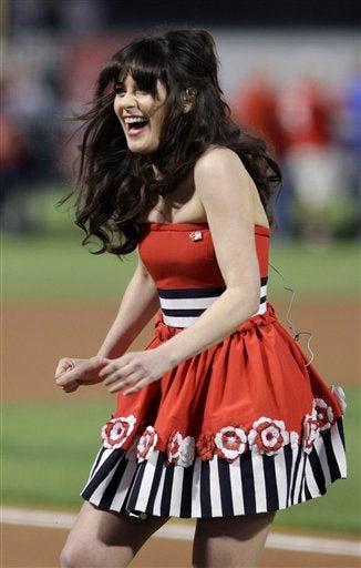 Zoey Deschanel fue la encargada de cantar el himno estadounidense. FOTO: AP