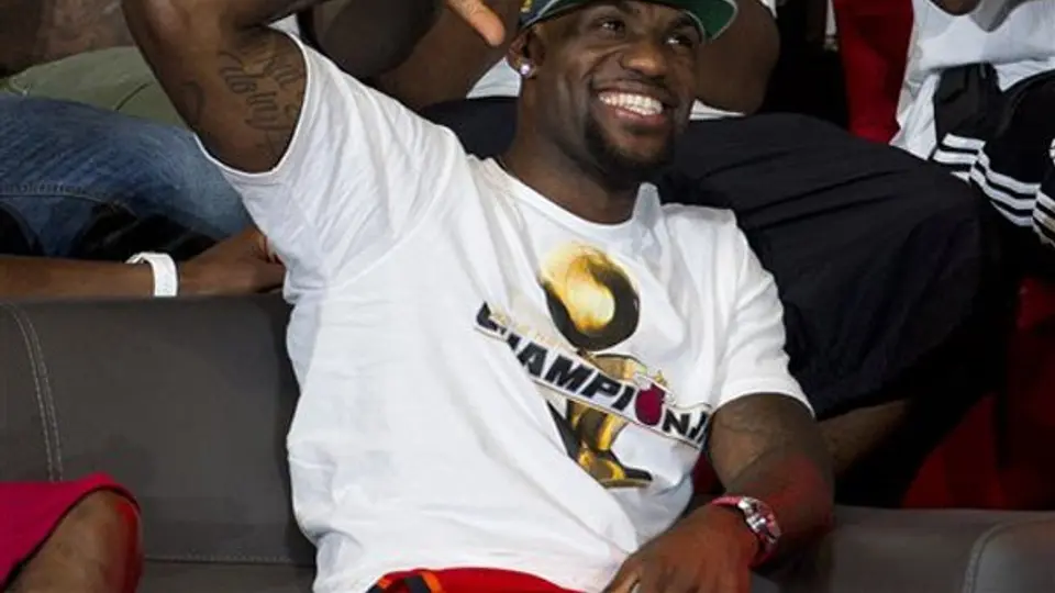El King' James se rinde ante el Rey' España