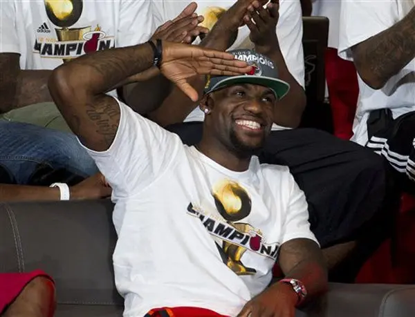 El King' James se rinde ante el Rey' España