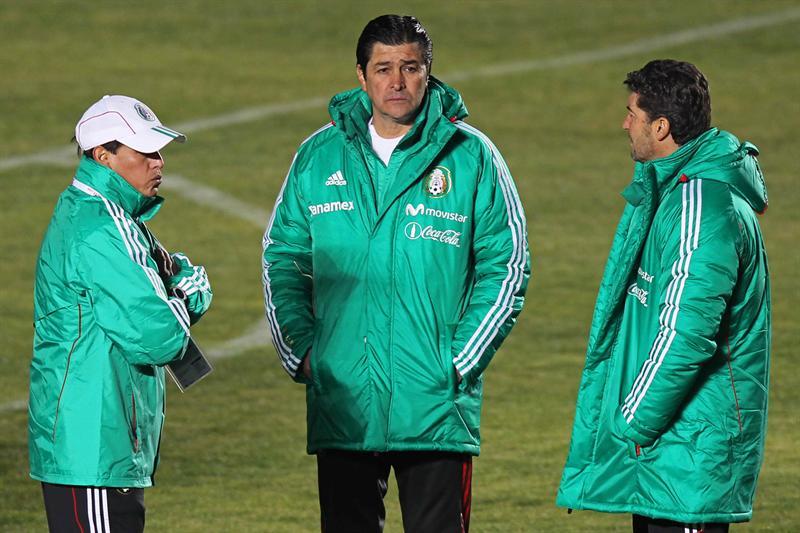 Luis Fernando Tena y sus asistentes recorren el campo de juego. FOTO: EFE