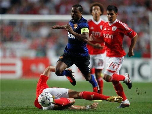 Patrice Evra supera a Javi Garcia del Venfica. FOTO: AP