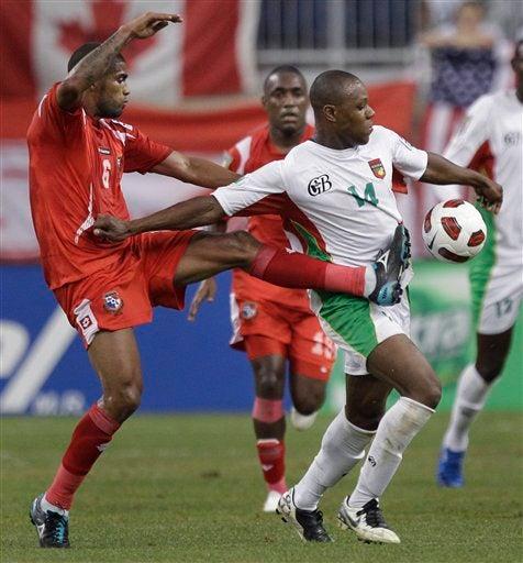 Gabriel Gomez disputa el esférico con Gregory Gendrey de Guadalupe. FOTO: AP