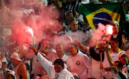 Los seguidores del Santos cantan a todo lo alto. FOTO: AP