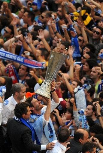 El entrenador del Porto,  Andre Villas-Boas disfruta del trofeo ante miles de aficionados. FOTO: AP