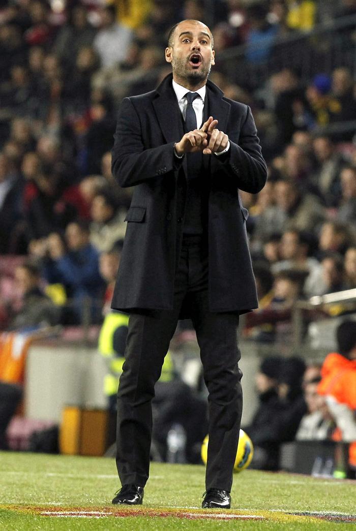Pep Guadiola da instrucciones desde el banquillo. FOTO: EFE