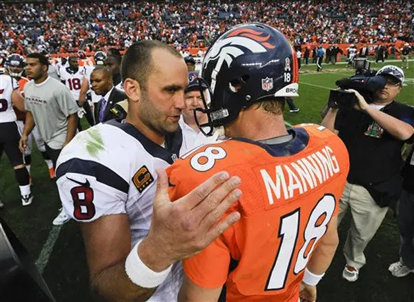Schaub supera a Manning y Houston conserva el invicto