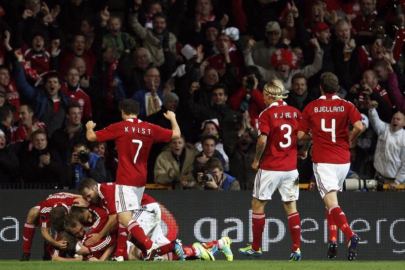 Dinamarca celebra con su afición. FOTO: EFE