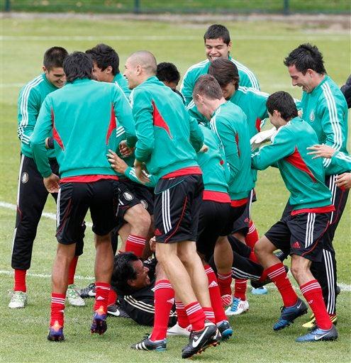Los mexicanos muestran buen ánimo. FOTO: AP