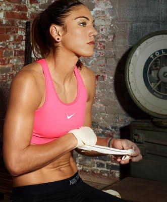 Hope Solo se une a la lista de deportistas que posan para la revista para promover su deporte. FOTO: NIKE