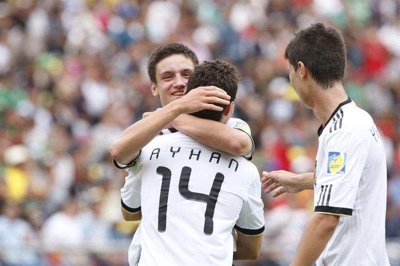 Kaan Ayhan celebra con sus compañeros el gol a Inglaterra. FOTO: EFE