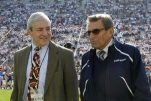 Acusan a ex presidente de Penn State de encubrir abusos