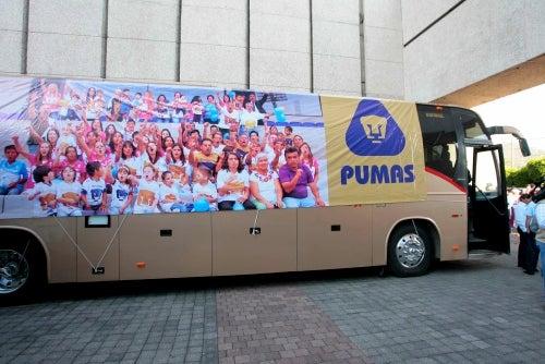 El camión en el que viajó Pumas rumbo a CU (FOTO: OSCAR RAMÍREZ)