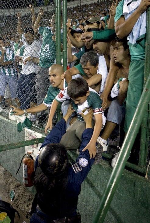 La policía tuvo que intervenir para controlar la situación (FOTO: MEXSPORT)
