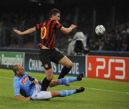 Paolo Cannavaro comete falta sobre Edin Dzeko. FOTO: AP